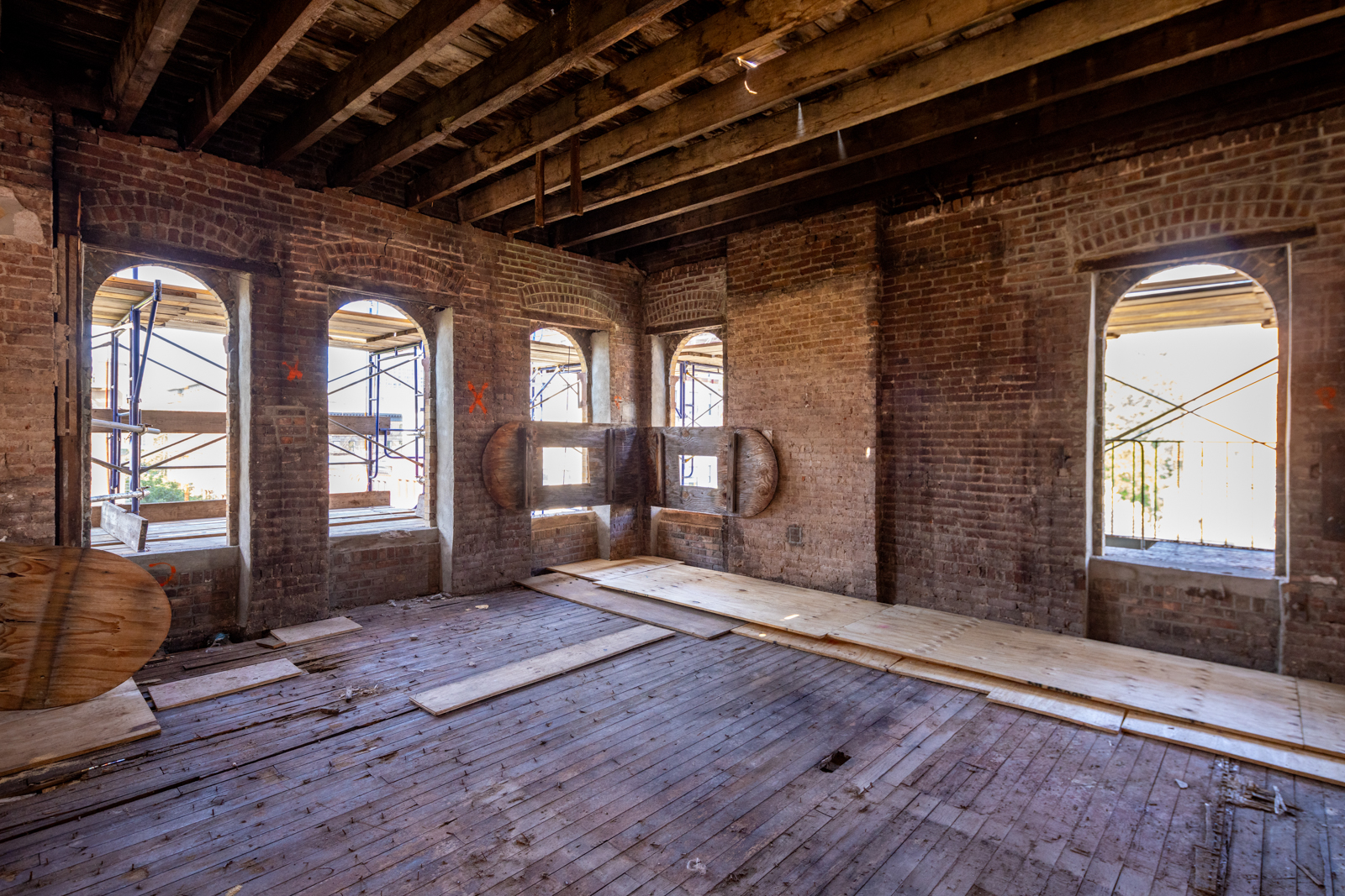 ANCP Morningside_01_Const_Building 1_Int_Corner with Arched Windows